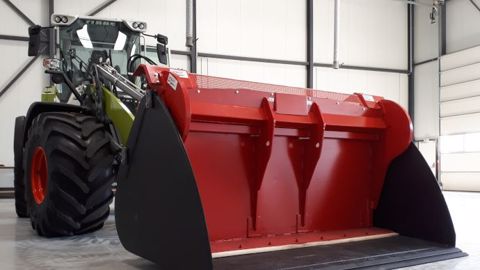 Tel un fond poussant, la technologie Smart Push des godets Lamy augmente la précision au déchargement. (©Claas) Tel un fond poussant, la technologie Smart Push des godets Lamy augmente la précision au déchargement. (©Claas)
