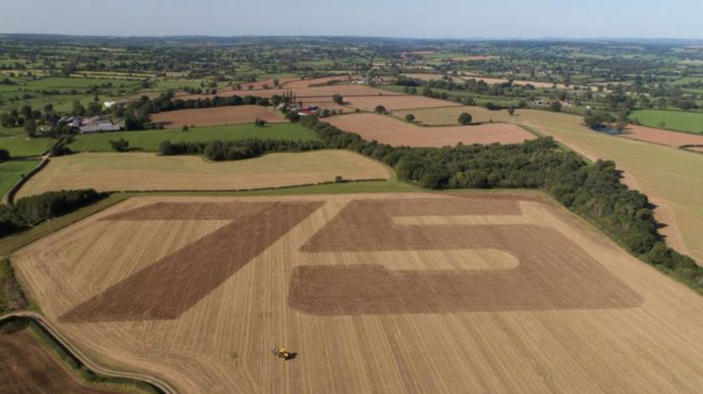 JCB a dessiné, à l'aide de son système de guidage Twin Steer installé sur le tracteur Fastrac, le chiffre 75 dans une parcelle de 3 ha. (©JCB)