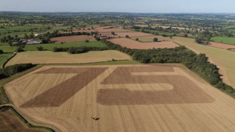 JCB a dessiné, à l'aide de son système de guidage Twin Steer installé sur le tracteur Fastrac, le chiffre 75 dans une parcelle de 3 ha. (©JCB) JCB a dessiné, à l'aide de son système de guidage Twin Steer installé sur le tracteur Fastrac, le chiffre 75 dans une parcelle de 3 ha. (©JCB)