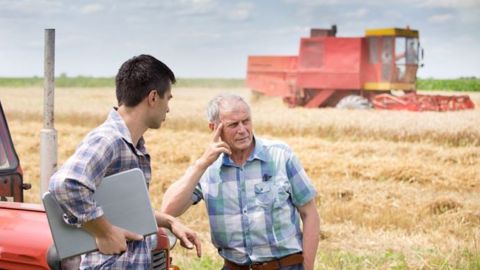 L'apprentissage permet aux agriculteurs de former un jeune au fonctionnement et aux méthodes de travail de leur exploitation pour un coût inférieur à un salarié classique. (©Budimir Jevtic, Fotolia) L'apprentissage permet aux agriculteurs de former un jeune au fonctionnement et aux méthodes de travail de leur exploitation pour un coût inférieur à un salarié classique. (©Budimir Jevtic, Fotolia)