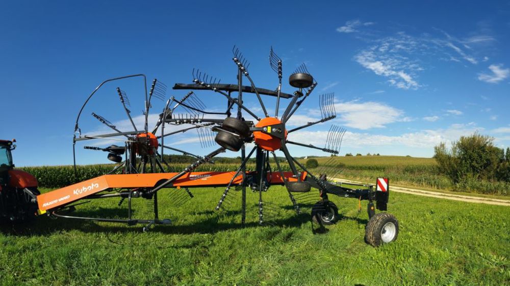 Kubota dévoile son andaineur à double rotor nommé RA2070 Evo + Vario. (©Kubota)