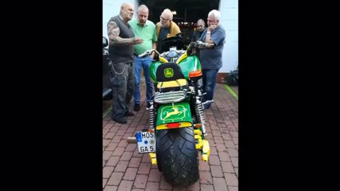 Vroom Vroom... quand John Deere fait dans la moto !
