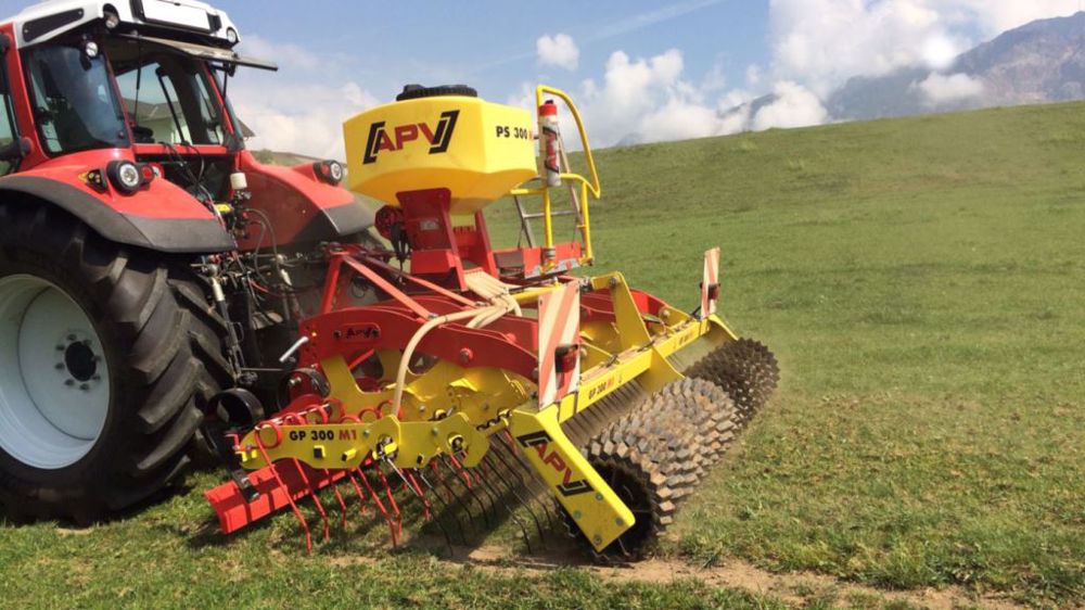 Les 32 dents au mètre favorisent la germination des graines fourragères grâce à la terre fine qu'elles remontent. (©APV)