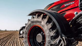 Pour ses 70 ans, Valtra fait graver le flanc des pneus Trelleborg TM1060. (©Trelleborg) Pour ses 70 ans, Valtra fait graver le flanc des pneus Trelleborg TM1060. (©Trelleborg)