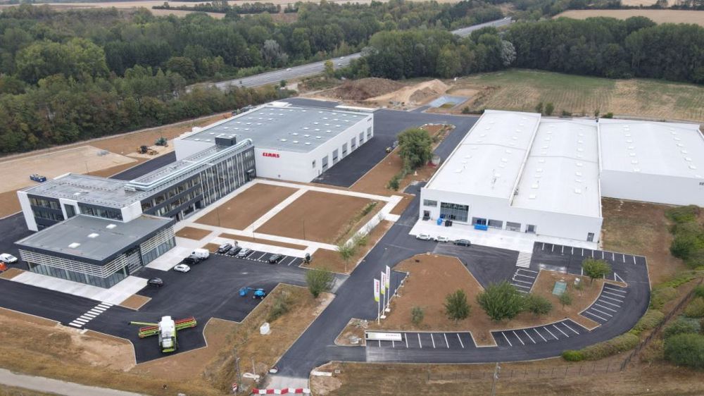 Claas a construit un lieu tout en un au milieu de la plaine céréalière beauceronne, une vitrine pour le machinisme agricole français. (©Claas)