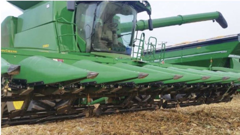 Les rouleaux écrasent et découpent les tiges de maïs pour favoriser leur dégradation par les micro-organismes. (©Yetter)