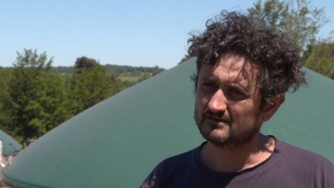 Pour Jules Charmoy, polyculteur-éleveur en Dordogne, le méthaniseur et le séchoir vont permettre de « développer une cohérence territoriale autour de l'autonomie alimentaire et énergétique des élevages ».(©Solagro//Vimeo)
