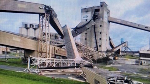 Des images du terminal Cargill ont circulé hier sur Twitter suite au passage de l’ouragan, notamment du système de transport de céréales partiellement effondré. (©Jay O'Neil - Twitter)