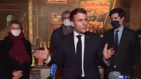 Emmanuel Macron, le 12 janvier 2021 <a href="https://www.terre-net.fr/actualite-agricole/politique-syndicalisme/article/e-macron-se-rend-aujourd-hui-sur-une-exploitation-agricole-de-l-eure-205-175376.html">sur une exploitation agricole à Tilly, dans l'Eure</a>. (©@Elysée)