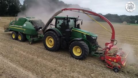 Une ensileuse frontale au pressage de paille Une ensileuse frontale au pressage de paille