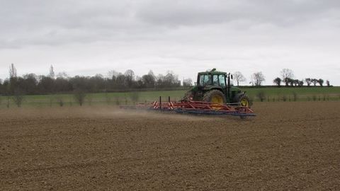 Au regard des contraintes engendrées par la conversion, mieux vaux s'installer en production biologique sur une exploitation déjà convertie, selon Jean-Paul Huchon, chargé de mission lait à la chambre d’agriculture des Pays de la Loire. (©Terre-net Média) Au regard des contraintes engendrées par la conversion, mieux vaux s'installer en production biologique sur une exploitation déjà convertie, selon Jean-Paul Huchon, chargé de mission lait à la chambre d’agriculture des Pays de la Loire. (©Terre-net Média)