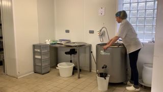 Marie gère le laboratoire d'une main de maître. Elle s'occupe également des commandes et se déplace sur les marchés. (©Terre-net Média) Marie gère le laboratoire d'une main de maître. Elle s'occupe également des commandes et se déplace sur les marchés. (©Terre-net Média)
