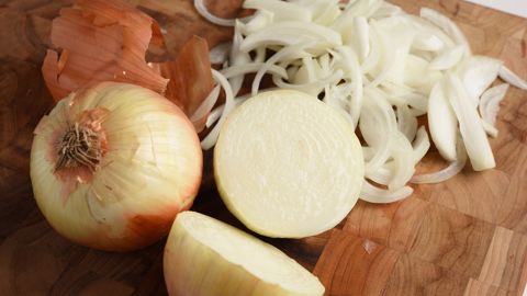 La commercialisation d'une variété d'oignon ne faisant pas pleurer vient d'être lancée dans les supermarchés de cinq pays d'Europe.  (©BASF)