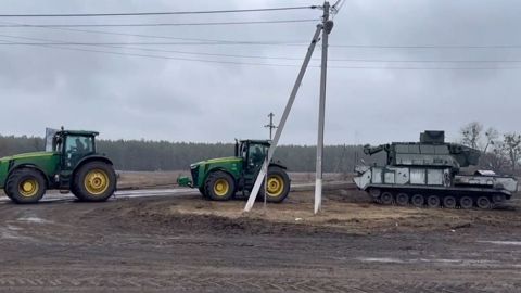 Les agriculteurs ukrainiens participent à la guerre en récupérant les chars russes enlisés dans la plaine. (©Twitter/@bradzaguate)
