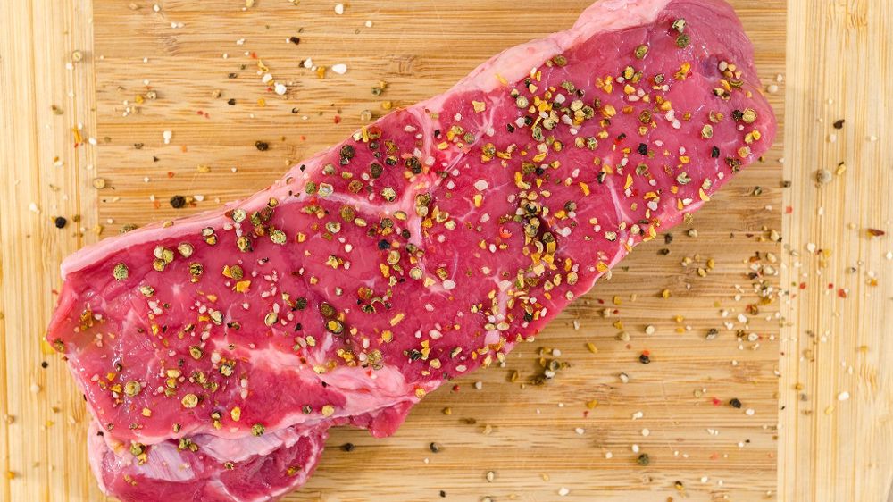 46 % des consommateurs disent avoir réduit leurs dépenses aux rayon viande et poisson. (© Pixabay)