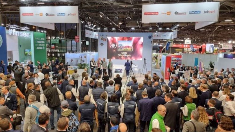La cérémonie de remise des Farm Machine 2023, sur l'agora des médias agricoles. (©Terre-net Média)