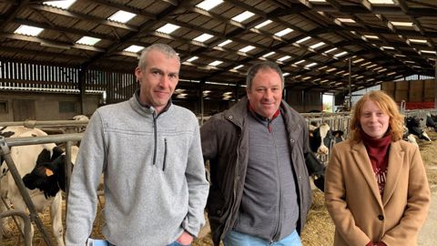 François Normand (au centre) est épaulé de Laurent son salarié et Héloïse son apprentie, tous les deux passionnés d'élevage comme lui. (©Terre-net Média) François Normand (au centre) est épaulé de Laurent son salarié et Héloïse son apprentie, tous les deux passionnés d'élevage comme lui. (©Terre-net Média)
