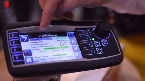 Dans sa cabine, l’opérateur rentre la dose souhaitée à épandre, la largeur d’épandage et le type de produit. La machine se charge du reste. (©Antoine Humeau)