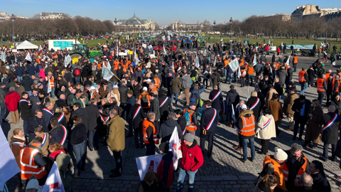 Plusieurs centaines d'agriculteurs sont venus en tracteurs sur l'esplanade des Invalides à Paris, pour dénoncer l'accumulation de contraintes. Déclencheur de cette action : la fin de la dérogation permettant un usage des néonicotinoïdes sur les semences de betteraves. (©Terre-net Média) Plusieurs centaines d'agriculteurs sont venus en tracteurs sur l'esplanade des Invalides à Paris, pour dénoncer l'accumulation de contraintes. Déclencheur de cette action : la fin de la dérogation permettant un usage des néonicotinoïdes sur les semences de betteraves. (©Terre-net Média)