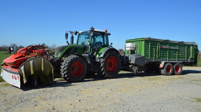 Faucheuse devant et remorque autochargeuse derrière, c’est un convoi de 15 mètres qui assure l’affouragement en vert. (©Cécile Julien)