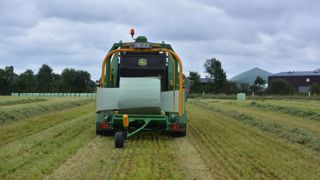 L'enrubannage coûte en moyenne 135 €/t MS, rémunération du travail compris. (©Antoine Humeau)