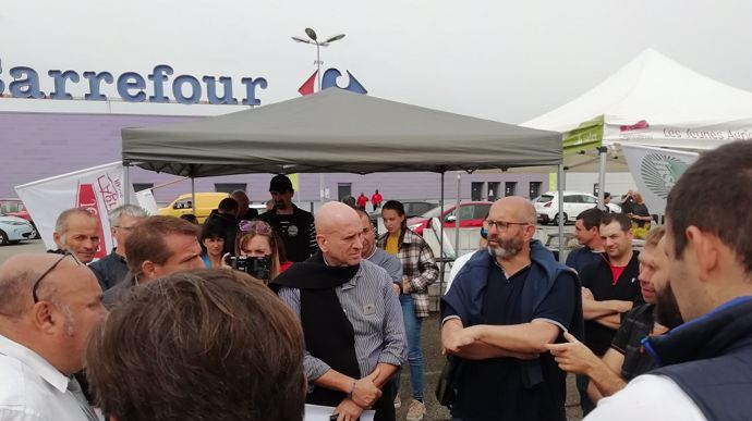 Manifestation de la FRSEA et des JA au Carrefour d'Ecuilly le 9 mai 2023 (© FDSEA du Cantal)