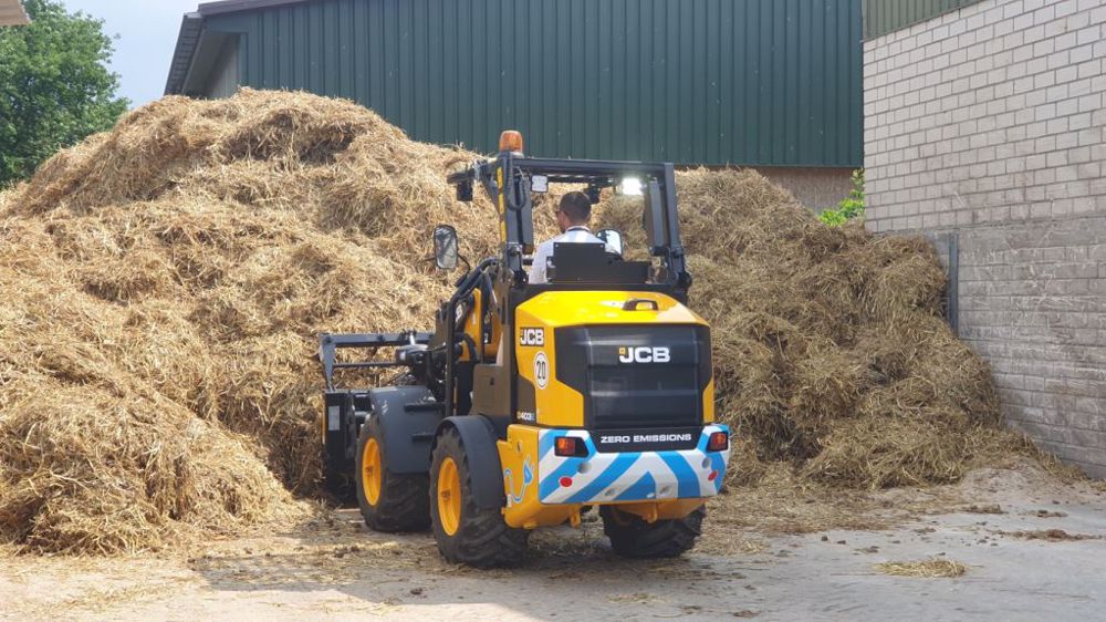 La chargeuse compacte JCB 403E en version 100 % électrique a les mêmes capacités que son homologue à moteur diesel, bruit et émission en moins ! (©Terre-net Média)