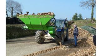 Le godet découpeur et distributeur à un débit de 500 kg/mn (© DR) Le godet découpeur et distributeur à un débit de 500 kg/mn (© DR)