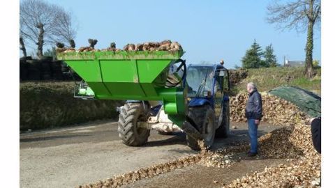 Le godet découpeur et distributeur à un débit de 500 kg/mn (© DR) Le godet découpeur et distributeur à un débit de 500 kg/mn (© DR)