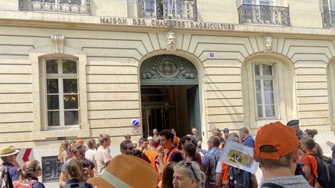 Les salariés des chambres d'agriculture de France manifestent à Paris pour réclamer une hausse des salaires à la "hauteur de leurs compétences et de leur engagement".