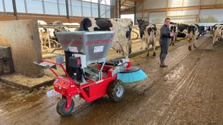 e.Logettenet + est la première balayeuse-pailleuse de logette toute électrique et radiocommandée.