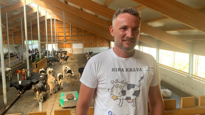 Après s'être installé en 2016 derrière ses parents, Simon a voulu agrandir l'élevage. Il a pour cela fait bâtir une toute nouvelle stabulation en 2021.