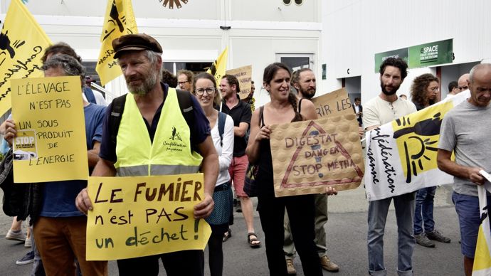 Quelques dizaines d'agriculteurs de la Confédération paysanne ont dénoncé le soutien aux projets énergétiques à la ferme, faisant, selon eux,de l'élevage un sous-produit.