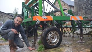 Patrice Lefeuvre utilise ce scalpeur – semoir pour la destruction de prairies et de couverts et pour semer les intercultures et céréales au moment de la destruction de la prairie.