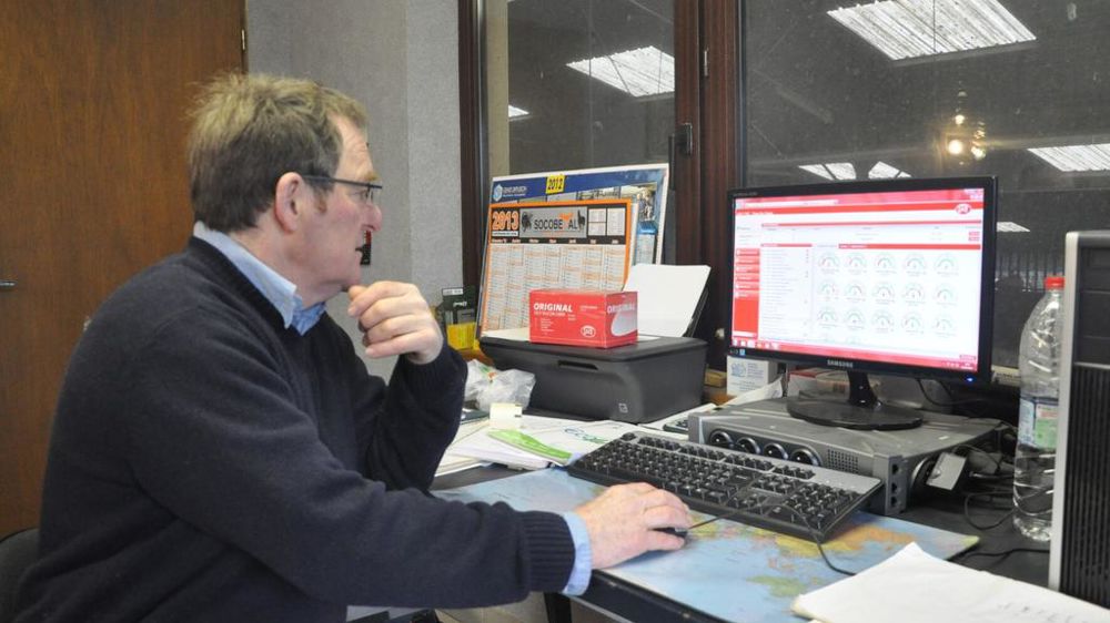 agriculteur devant son ordinateur