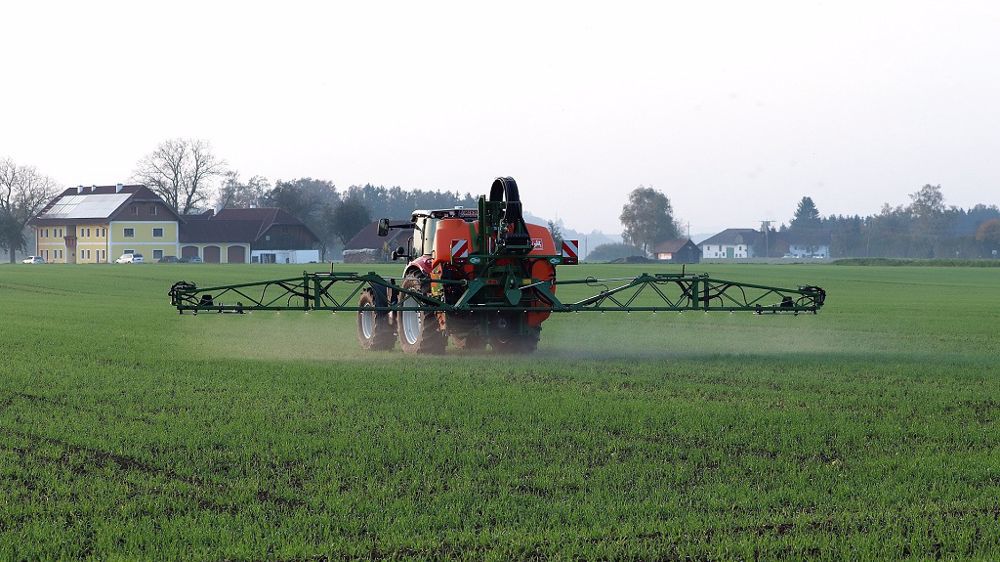 Les distances minimales à respecter entre les zones d'épandage de produits phytosanitaires et les habitations sont de cinq mètres pour les cultures dites basses (légumes et céréales).