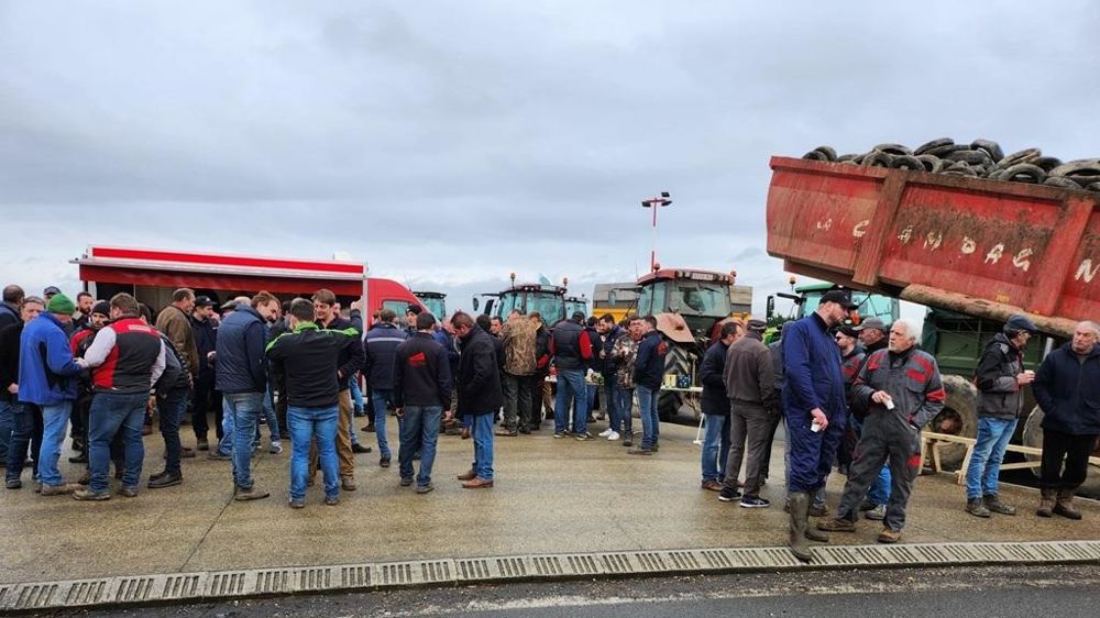 Au fil des jours, le mouvement agricole s'amplifie pour gagner toutes les régions de France. Au fil des jours, le mouvement agricole s'amplifie pour gagner toutes les régions de France.