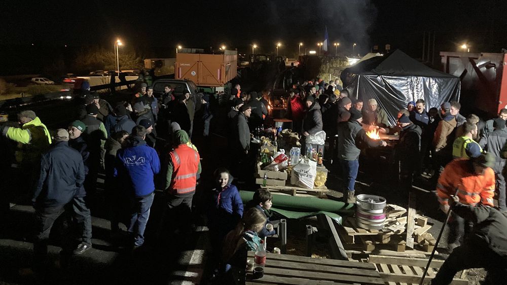 Tous les syndicats appellent à poursuivre les opérations de blocage