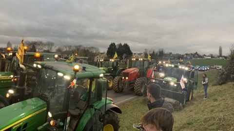 Le convoi d'agriculteurs parti du Sud-Ouest à l'appel de la Coordination rurale a repris la route en direction du marché de gros de Rungis ce mercredi matin.