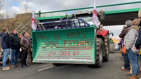 Plus d'une soixantaine de tracteurs réunis sur l'autoroute A16 au niveau de Beauvais ont entamé mercredi 31 janvier un défilé dans la ville pour exprimer leur ras-le-bol. Plus d'une soixantaine de tracteurs réunis sur l'autoroute A16 au niveau de Beauvais ont entamé mercredi 31 janvier un défilé dans la ville pour exprimer leur ras-le-bol.