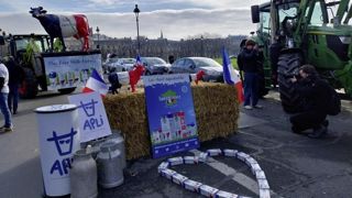 Les agriculteurs sont sont réunis devant l'Assemblée Nationale à 11h. Les agriculteurs sont sont réunis devant l'Assemblée Nationale à 11h.