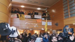 Les éleveurs évacués du siège de Lactalis par les CRS Les éleveurs évacués du siège de Lactalis par les CRS