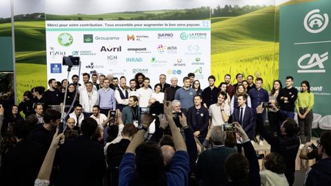 Photo finish de la ligne d'arrivée du hackathon Gaia spécial IA générative, organisé lundi 26 et mardi 27 février au salon de l'agriculture. Photo finish de la ligne d'arrivée du hackathon Gaia spécial IA générative, organisé lundi 26 et mardi 27 février au salon de l'agriculture.
