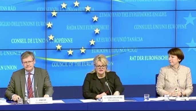 Conférence de presse à la sortie du Conseil européen des ministres des affaires sociales. L. Landor, commissaire européen et A. Pabedinskiene, ministre lituanienne des affaires sociales en charge de la présidence lituanienne de l'Union européenne.  