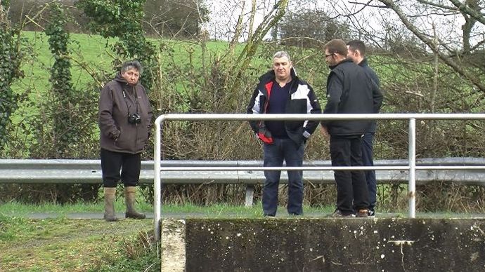Philippe Ducept, président de la commission Environnement à la FDSEA 85 (à droite) et Marie-Andrée Cottreau, agricultrice et conseillère municipale à Thorigny, constatent les conséquences d'un mauvais entretien des cours d'eau. Philippe Ducept, président de la commission Environnement à la FDSEA 85 (à droite) et Marie-Andrée Cottreau, agricultrice et conseillère municipale à Thorigny, constatent les conséquences d'un mauvais entretien des cours d'eau.