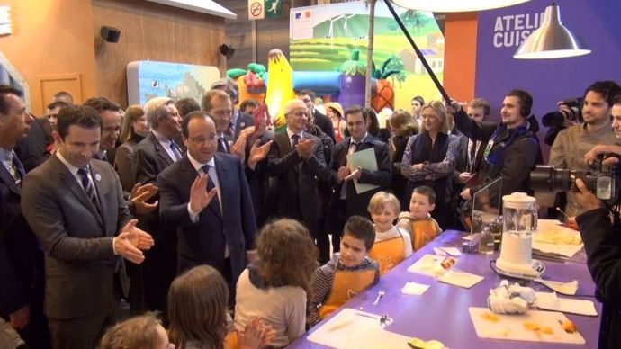 Au stand du ministère de l'Agriculture, François Hollande, guillaume Garot et Benoît Hamon. Les enfants participent à un cour de cuisine dans une ferme pédagogique.