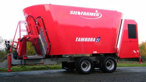 Un seul tracteur pour charger, mélanger et distribuer la ration