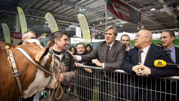 Stéphane Le Foll, ministre de l'Agriculture au Salon international de l'Agriculture le 28 février 2014. Il est accompagné par Michel Sapin, ministre de l'économie.