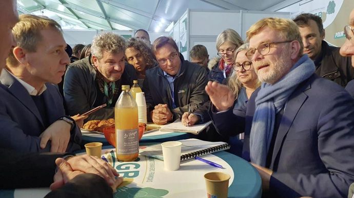 Dès son arrivée à Betteravenir, Marc Fesneau a échangé avec les représentants de la CGB