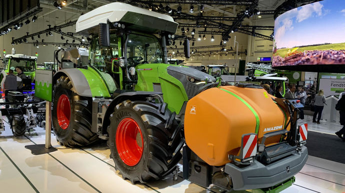 Fendt présente un prototype de tracteur à motorisation hybride à hydrogène et électrique : le Fendt Hélios
